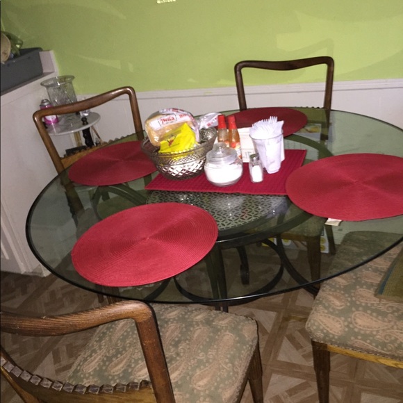 Dining table - Picture 2 of 4